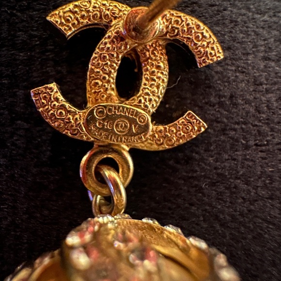 2016 Winter Chanel Earings. Gold and Pearl. - Picture 4 of 4